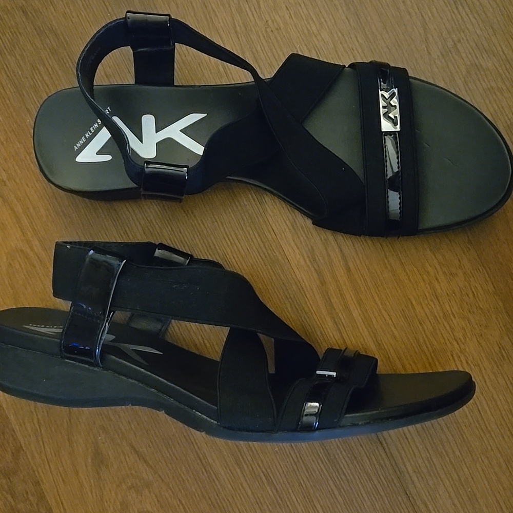 Anne Klein Sport Kind Heart Black Stretch Strap Sandal Rubber Sole 1" Heel 9 EUC